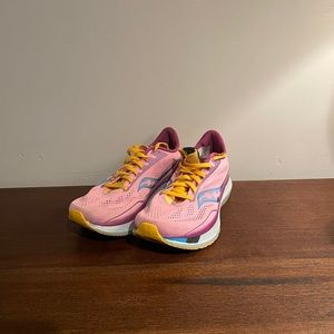Saucony Endorphin Pro. Size 8.